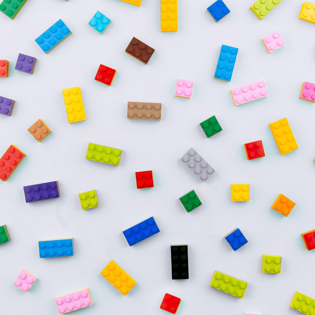 Bunte Legosteine auf dem Untergrund verteilt