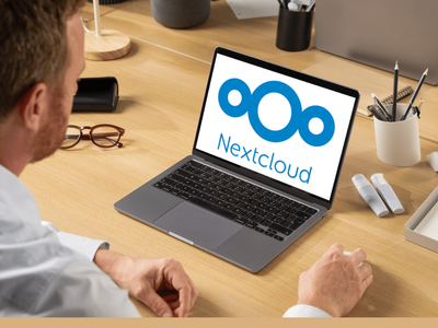 Mann mit Laptop und Nextcloud Icon